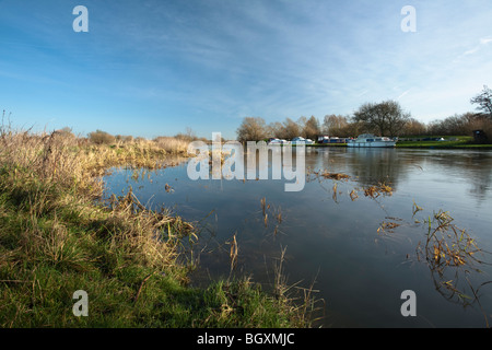 Boote entlang der Themse nahe Kelmscott, Oxfordshire, Vereinigtes Königreich Stockfoto