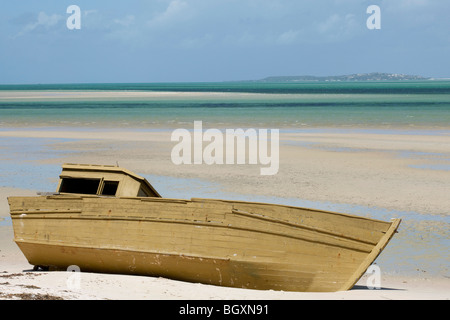 Angelboot/Fischerboot am Strand in Vilanculos, Mosambik, Ost-Afrika Stockfoto
