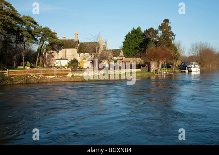 The Swan Hotel an der Themse bei Radcot Bridge, Oxfordshire, Vereinigtes Königreich Stockfoto