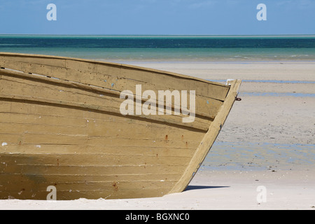 Angelboot/Fischerboot am Strand in Vilanculos, Mosambik, Ost-Afrika Stockfoto