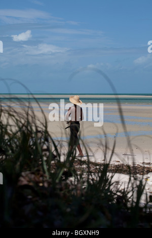 Lokale Mann zu Fuß am Strand in Vilanculos, Mosambik, Ost-Afrika Stockfoto
