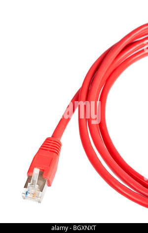 Rote Netzwerkkabel mit Schatten auf weißem Hintergrund. Geringe Schärfentiefe Stockfoto