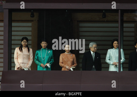 Japanische kaiserliche Familie erscheinen auf dem Balkon des kaiserlichen Palastes begruesse das Publikum unten, Japan, 2007. Stockfoto