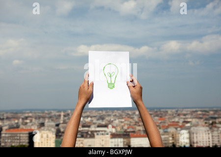 Frau mit Papier Grünlicht Stockfoto