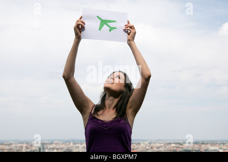 Frau heben grüne Papierflieger Stockfoto