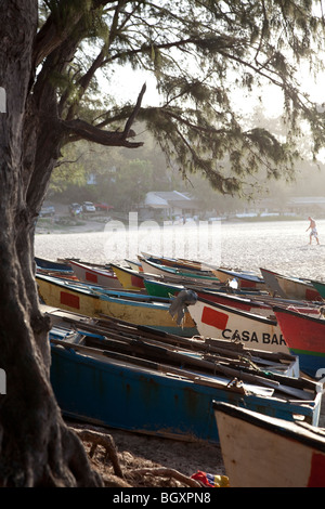 Bunte Fischerboote geparkt am Tofo Beach, Mosambik, Afrika Stockfoto
