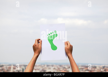 Frau mit grünem Papier Fuß Stockfoto