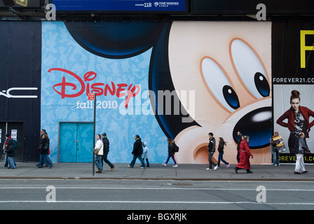 Signage kündigt die Ankunft eines neuen Disney-Store am Times Square in New York Stockfoto