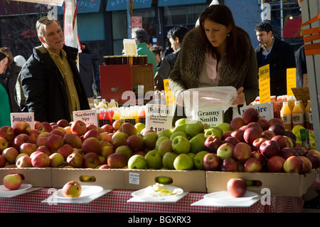 Äpfel im Verkauf bei einem Bauern stehen in der Union Square Greenmarket in New York Stockfoto