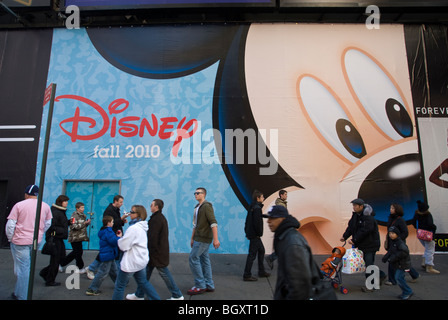 Signage kündigt die Ankunft eines neuen Disney-Store am Times Square in New York Stockfoto