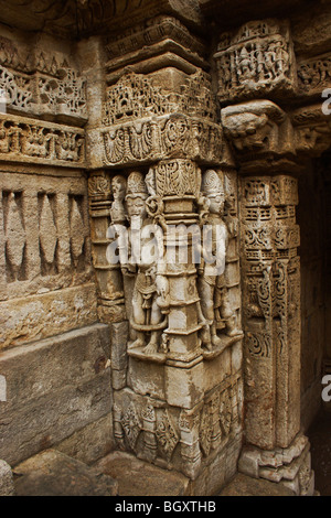 Schnitzereien und Idole in "Rani Ki Vav"; Stufenbrunnen in Patan Stockfoto