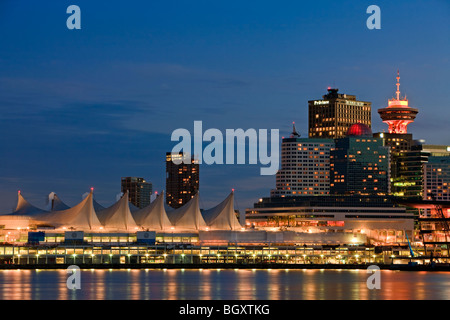 Canada Place und Hochhaus Gebäude in der Innenstadt von Vancouver an der Dämmerung, Britisch-Kolumbien, Kanada. Stockfoto