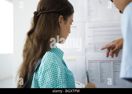 Studierende, die prüfen Bulletin board Stockfoto