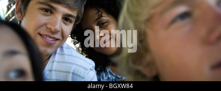Gruppe von jungen Erwachsenen Freunde, Lächeln Stockfoto