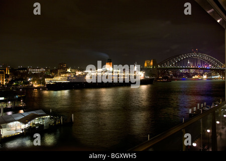 Kreuzfahrtschiff Queen Elizabeth 2. oder QE2 im Hafen von Sydney Stockfoto