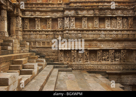 Schnitzereien und Idole auf der East Side wall in "Rani Ki Vav"; Stufenbrunnen in Patan Stockfoto