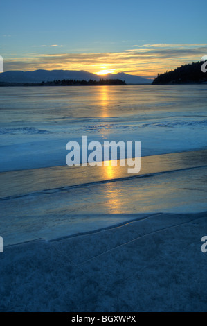 Winter-Sonnenaufgang am eisigen Canyon Fähre See, Montana USA Stockfoto