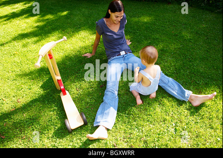 Mutter und Sohn im Garten Stockfoto