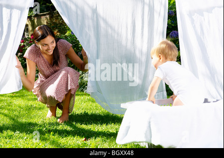 Mutter und Sohn spielt in der Wäscherei Stockfoto