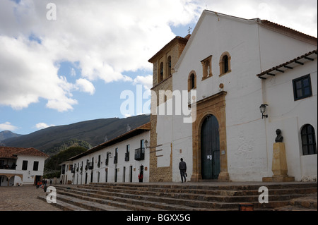 Pfarrkirche auf dem großen Hauptplatz von Villa de Leyva, Kolumbien, Südamerika Stockfoto