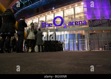 Menschen-Warteschlange, Eintritt in das O2 Centre in London zu gewinnen Stockfoto