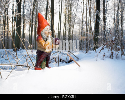 Gartenzwerg im Wald, Schnee Stockfoto