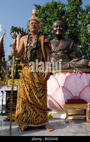 Eine der seltsamsten Sekten Thailands: am Wat Bang Phra, eine buddhistische Mönche Posen vor der Tempel Schrein Stockfoto