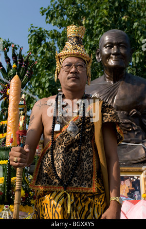 Eine der seltsamsten Sekten Thailands: am Wat Bang Phra, eine buddhistische Mönche Posen vor der Tempel Schrein Stockfoto