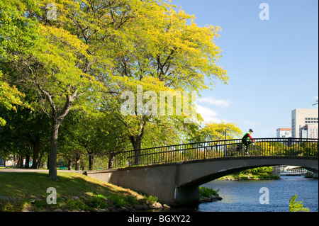 Radfahrer kreuzen Brücke in Charles River Esplanade, Boston Stockfoto