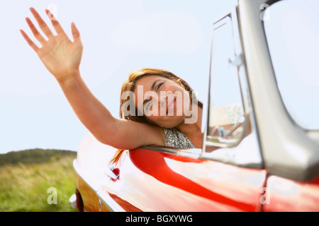 im mittleren Alter Frauenhand aus Autofenster Stockfoto