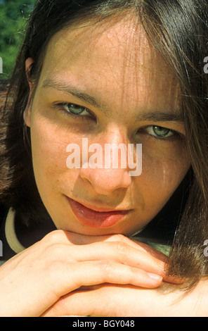 Porträt einer jungen Frau mit schwarzen Haaren Stockfoto