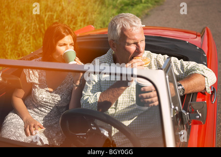 Paar mit Auto, Kaffeepause Stockfoto