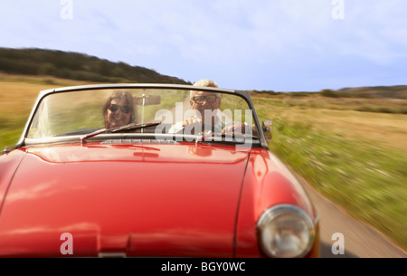 Mitte Alter paar in Sportwagen Stockfoto