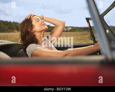 Mitte Alter Frau in Sportwagen Stockfoto