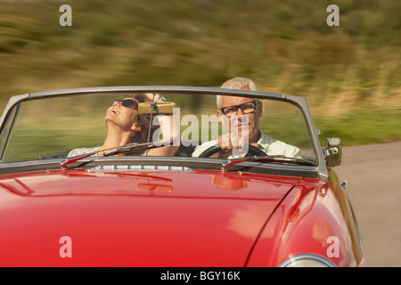 Mitte Alter paar in Sportwagen Stockfoto