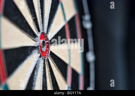 Nahaufnahme von einen Volltreffer einer Dartscheibe, entnommen aus einem Winkel mit geringen Schärfentiefe Stockfoto