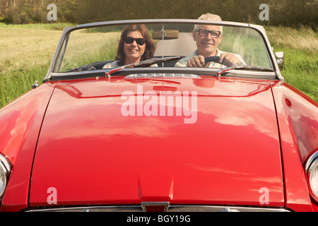 Mitte Alter paar in Sportwagen Stockfoto