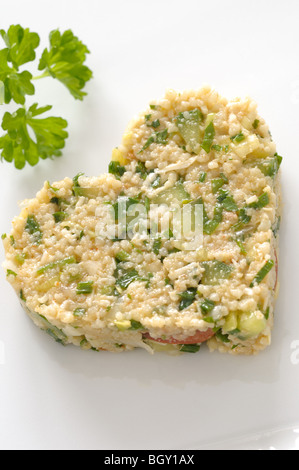 Frische Plumplori Salda mit Petersilie und Gemüse serviert in Form von Herzen Stockfoto