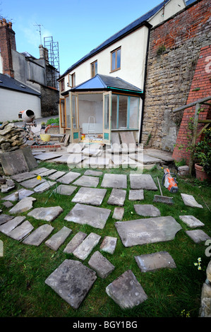 Natursteinplatten angelegt bei der Planung einer Terrasse, Gloucestershire UK Stockfoto