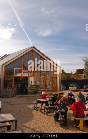 Menschen, die genießen Erfrischungen im Freien im Adnams Café in Southwold, Suffolk, England, Großbritannien, Uk Stockfoto