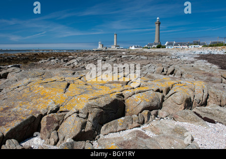 Leuchttürme am Pointe de Penmarc'h, Penmarc'h. Der höchste, der 65m-Phare-d'Eckmuhl mit Blick auf die Roches de Penmarc'h, Bretagne Stockfoto