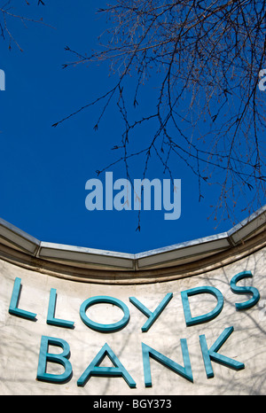 Lloyds Bankname auf einem konkaven Wand über dem Eingang in eine Filiale der Bank in Teddington, Middlesex, england Stockfoto