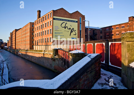 18. - 19. Jahrhundert Mühlen mit Blick auf Rochdale Kanal, Ancoats, Manchester, UK. Jetzt wiederhergestellt für private und gewerbliche Nutzung. Stockfoto