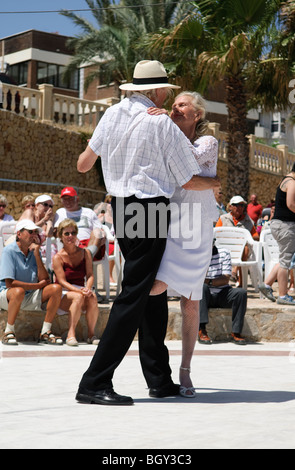 älteres Ehepaar tanzt Tango außerhalb im sonnigen Spanien Stockfoto
