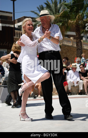 älteres Ehepaar tanzt Tango außerhalb Spaniens Stockfoto