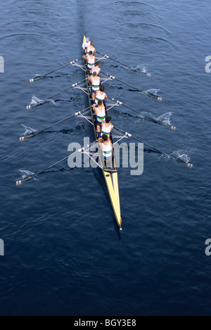 acht Sportler Rudern auf einem Fluss Stockfoto