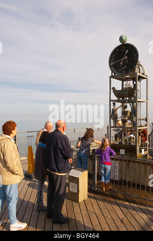 Die Pier Wetterfahne mit Urlauber auf der Suche auf in Southwold, Suffolk, England, Großbritannien, Uk Stockfoto