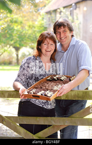 Sarah und Rory Payne Kakao Loco ein Bio-Chocolatier in West Sussex, UK. Bild von Jim Holden Stockfoto