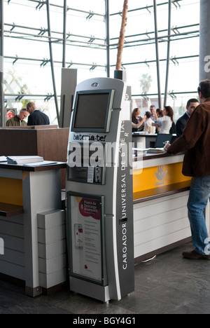 Universal Ladestation für Handys verschiedener Marken in der Lobby des Valencia Trade Fair Stockfoto