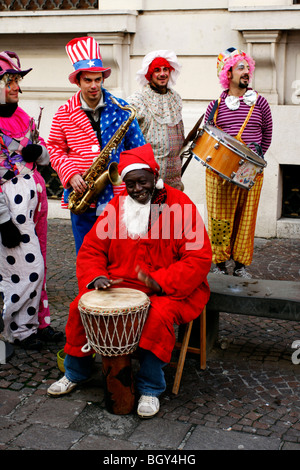 Santa Clause. Der Weihnachtsmann. Traditionelles Rotes Kostüm, schwarzer Mann Bong Trommeln in Salerno, Kampanien, Italien Stockfoto